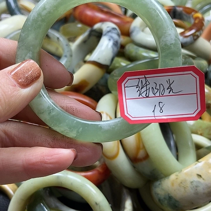 蛇纹石玉手镯未镶嵌一**光