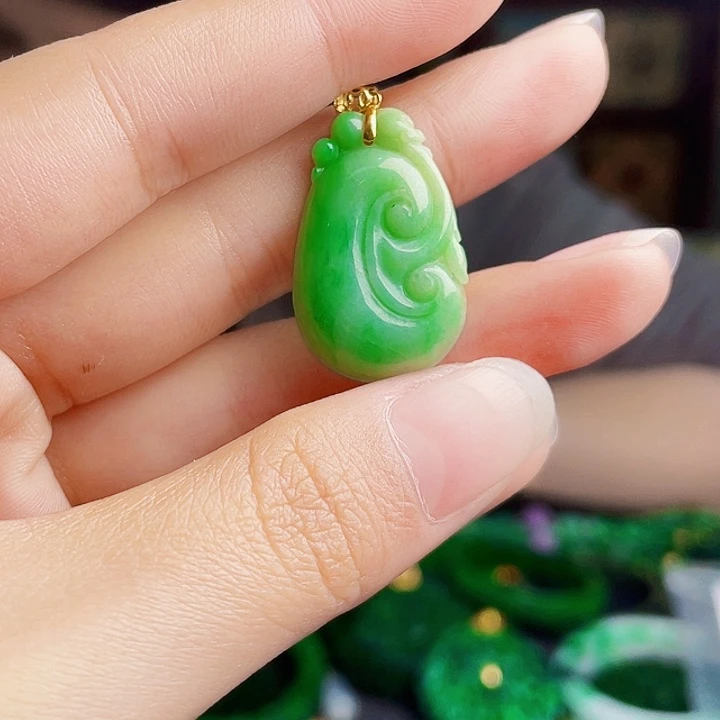 翡翠18K金镶嵌颈饰多样性