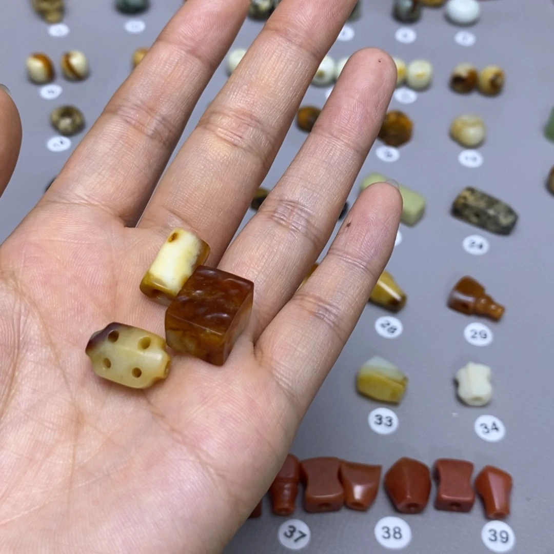 蛇纹石玉配饰合金青**棉