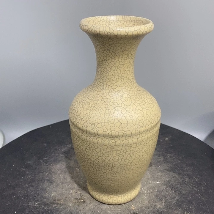 哥窑玄纹瓶造型独特