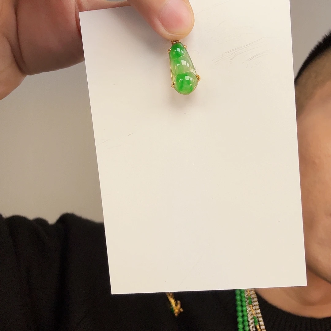 蜡***包翡翠未镶嵌颈饰一件