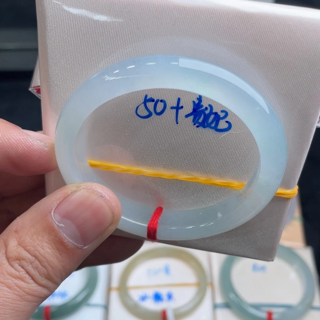 翡翠手镯未镶嵌翡翠手镯