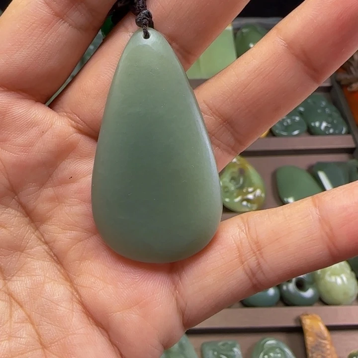 颈饰未镶嵌岫岩老玉（透闪石质玉）