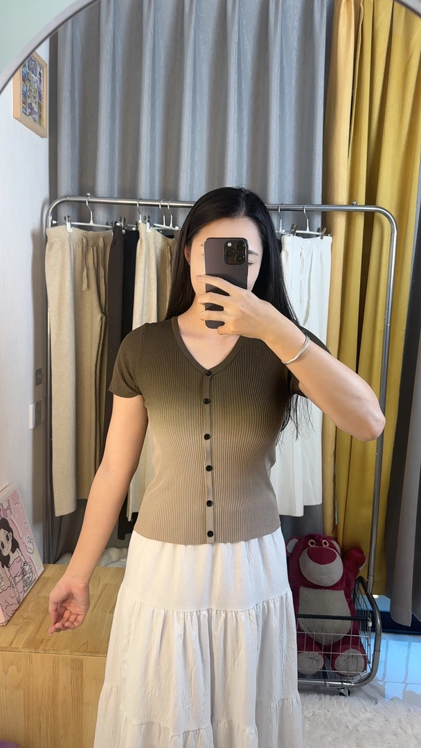 渐变设计感显瘦冰丝V领针织开衫夏季个性女装