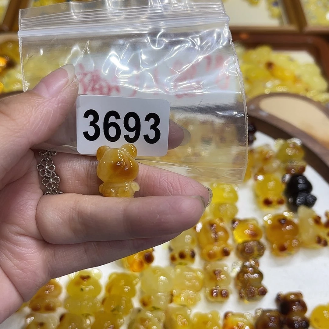 琥珀未镶嵌颈饰蜜蜡