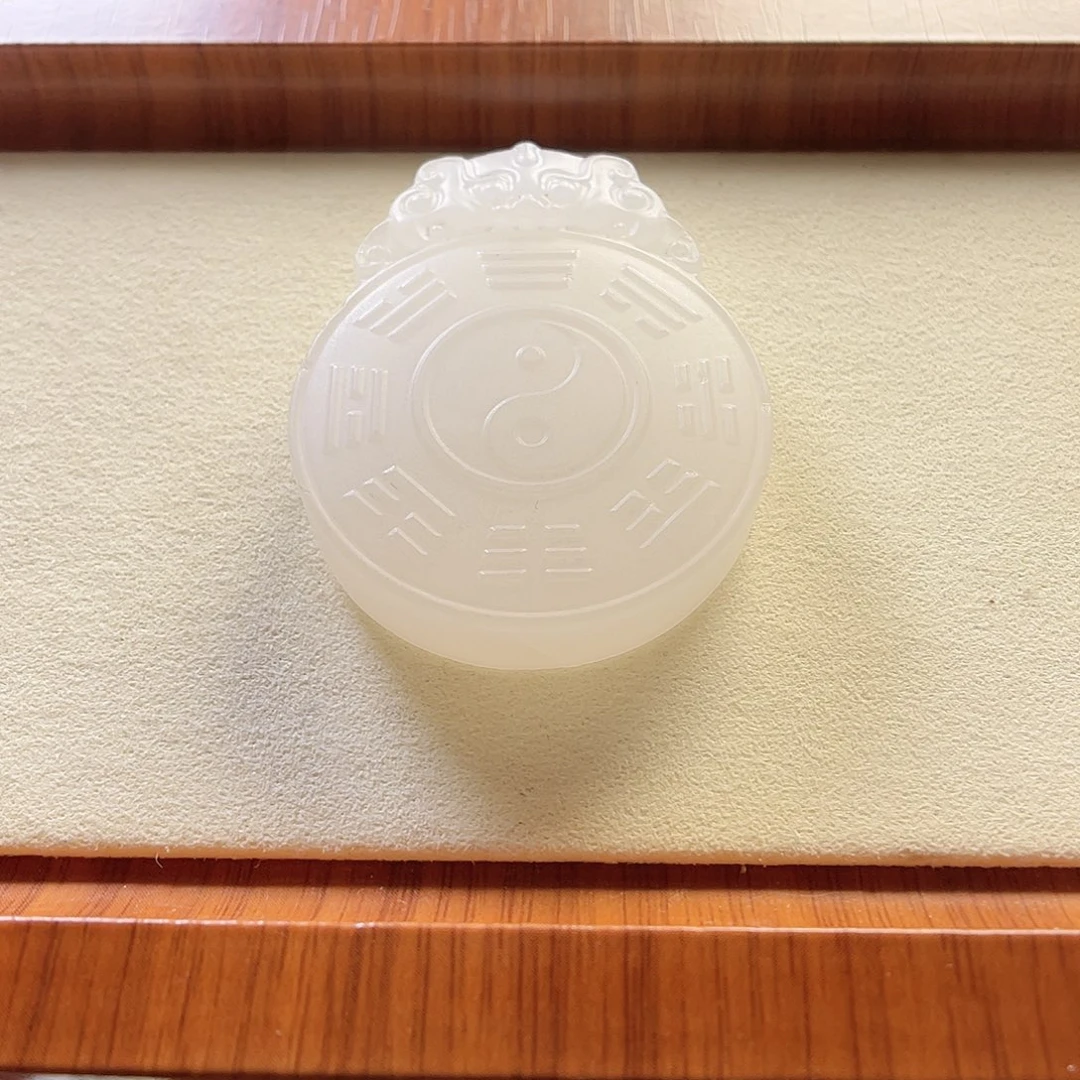 追***人颈饰未镶嵌石英质玉（金丝玉）新疆金丝玉