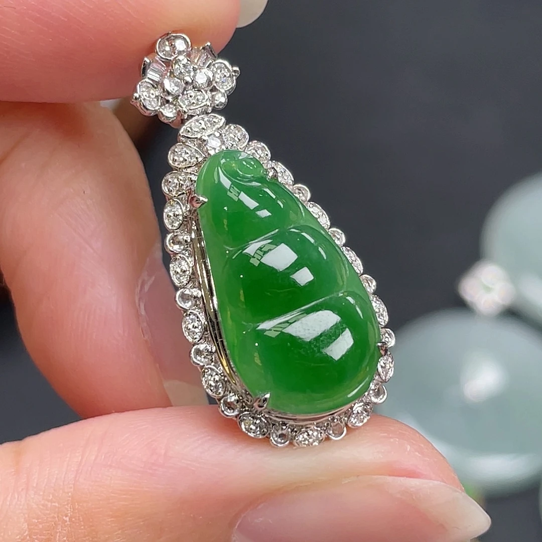 翡翠18K金镶嵌颈饰绿豆子