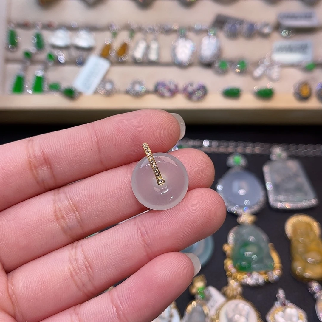 翡翠18K金镶嵌颈饰平安扣