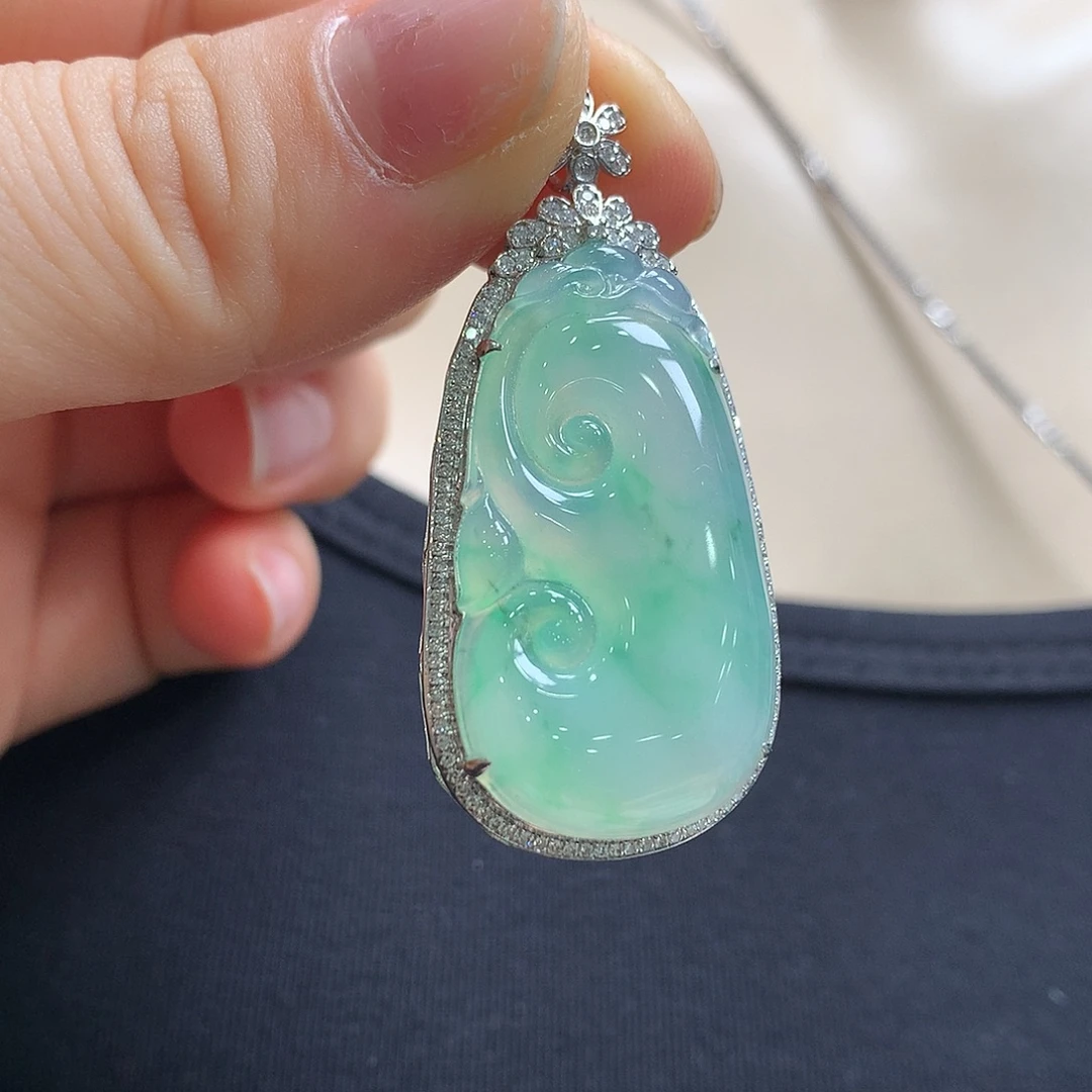 翡翠18K金镶嵌颈饰如意