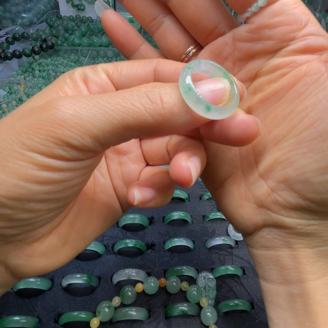 石英质玉（非洲翠）未镶嵌散珠白冰戒指