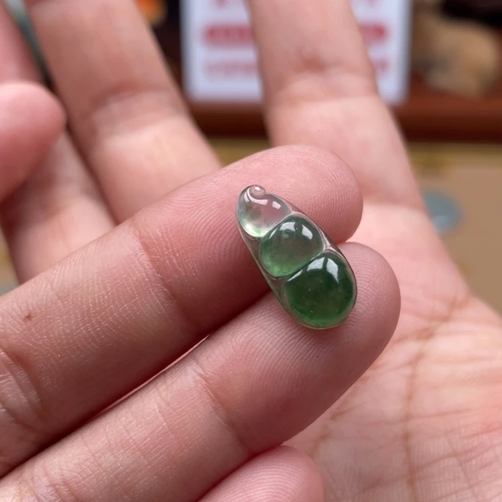 翡翠未镶嵌颈饰豆子