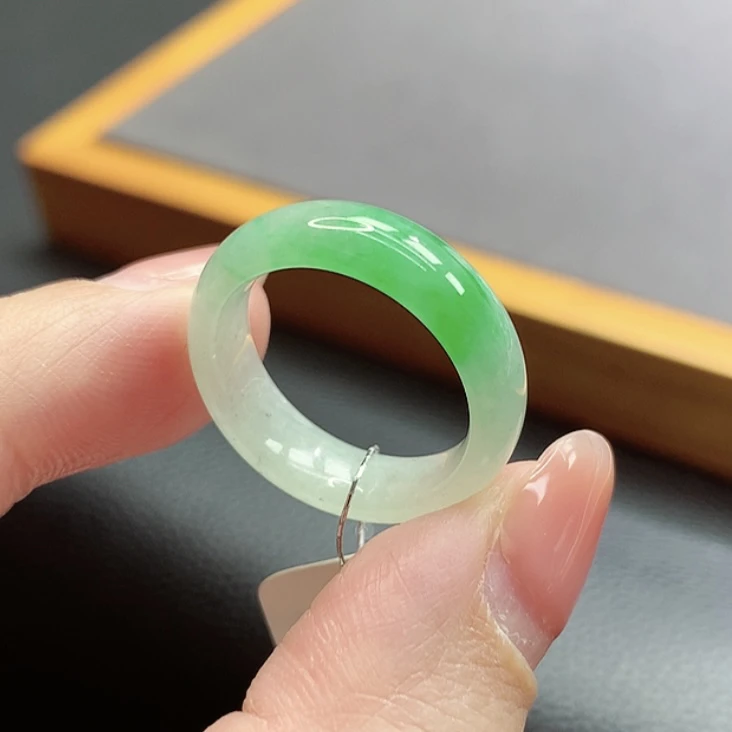 16号圈口缅甸天然A货翡翠飘阳绿半山水戒指