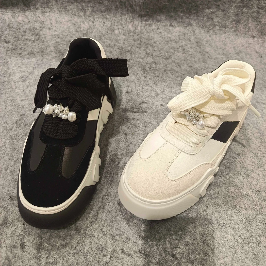 2025年品牌女鞋春季新款潮流真皮板鞋百搭设计感增高时尚休闲鞋