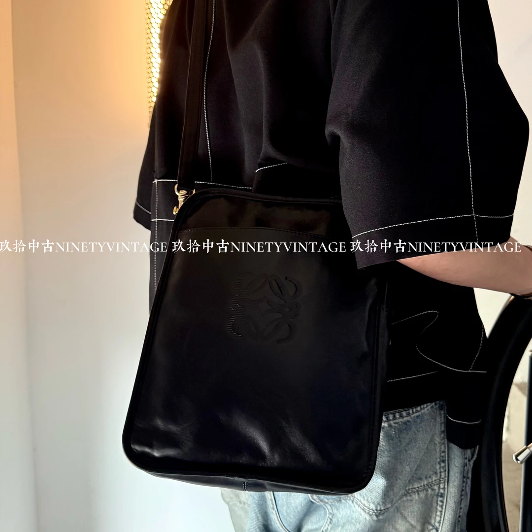 95新 LOEWE/罗意威 质感印纹logo 黑金牛皮相机包休闲男包