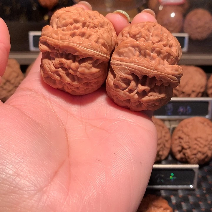 斐***然文玩核桃把件红锦鲤