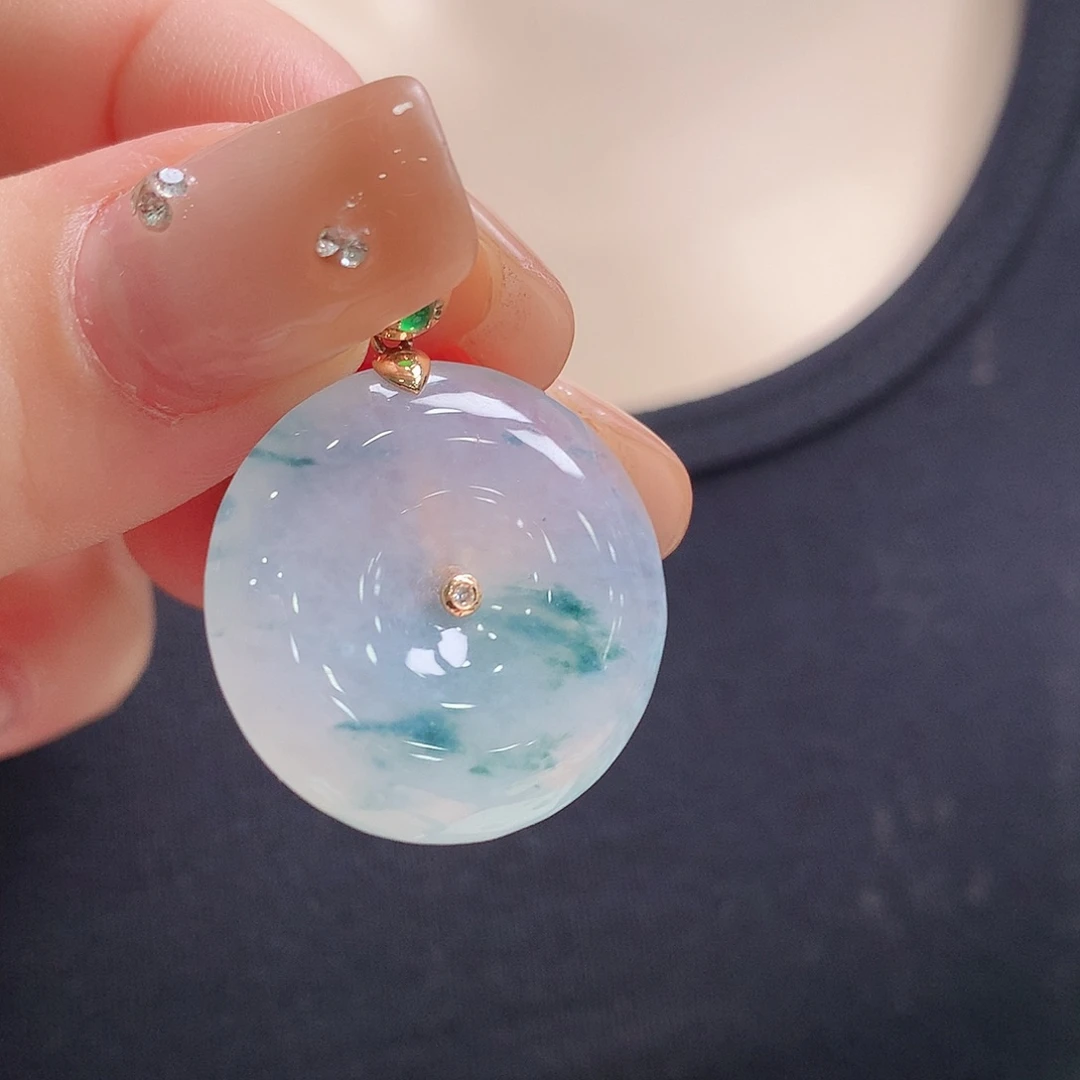 翡翠18K金镶嵌颈饰平安扣