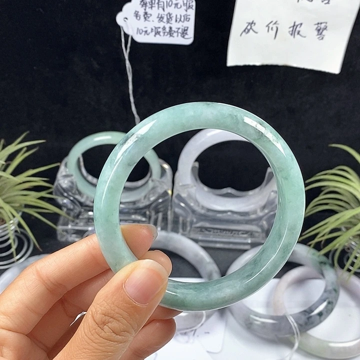 翡翠未镶嵌手镯60号。 59圈