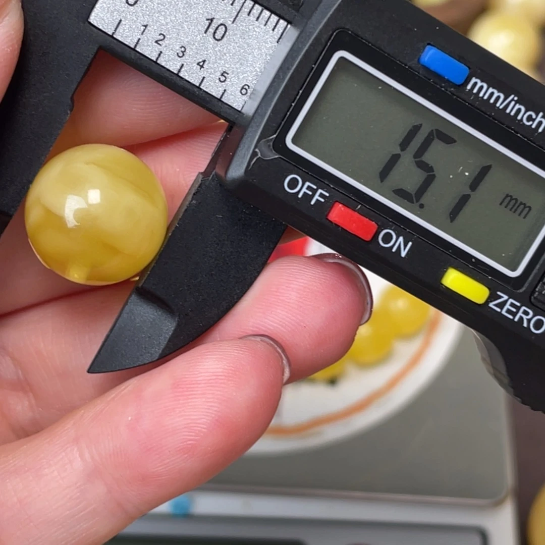 未镶嵌琥珀裸石微瑕445