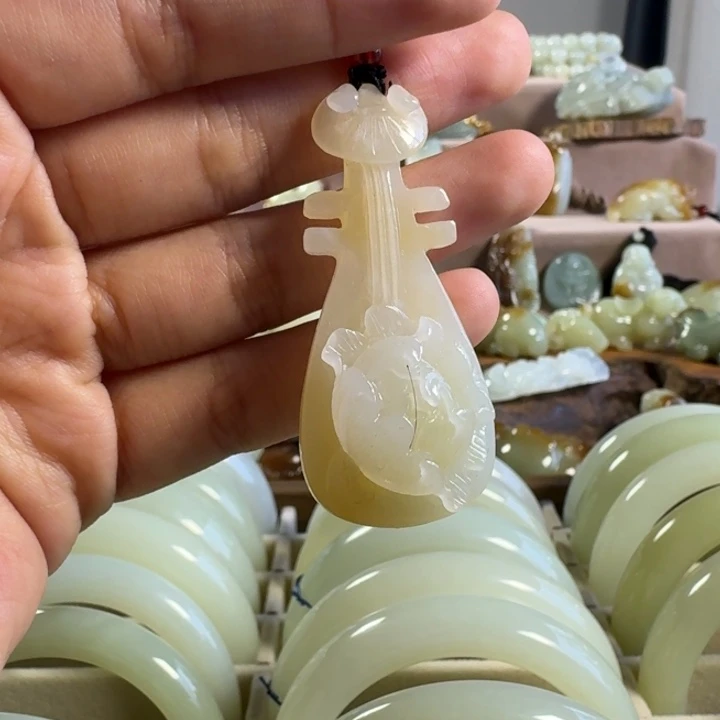 和田玉(糖玉)未镶嵌颈饰
