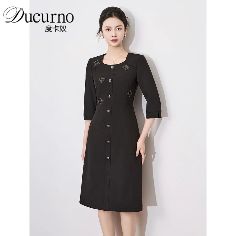 高级感时尚通勤气质方领钉珠连衣裙2025年秋季新款收腰显瘦中长裙