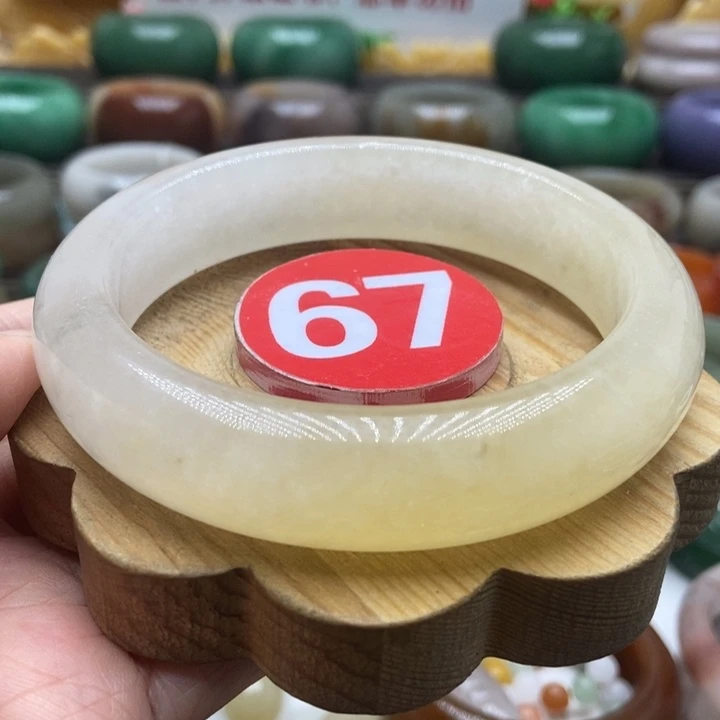 未镶嵌手镯石英质玉