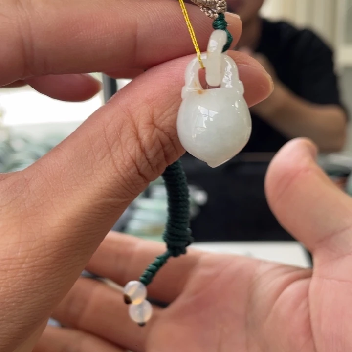 翡翠未镶嵌颈饰桃