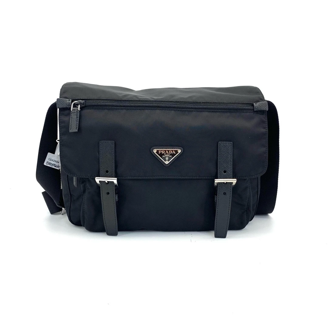 99新 Prada/普拉达 经典黑色尼龙帆布双扣斜挎包  尺寸30/25 男士
