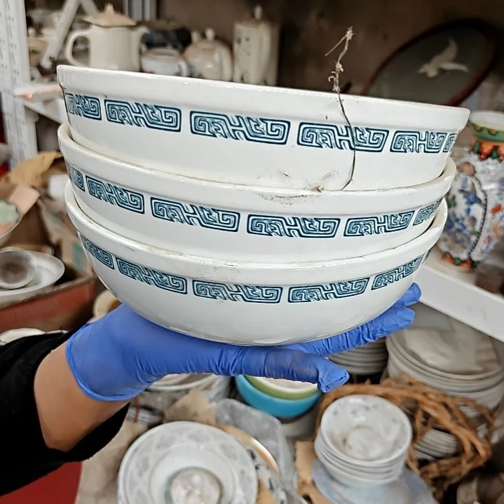 瓷片盘子碗茶壶啥都有