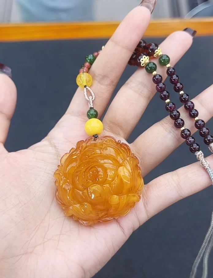 【齐福珠宝】原矿蜜蜡手工雕刻牡丹花吊坠（多样性发其一)