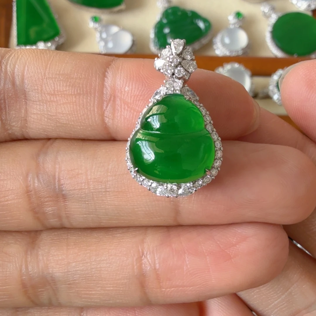 翡翠18K金镶嵌颈饰吊坠