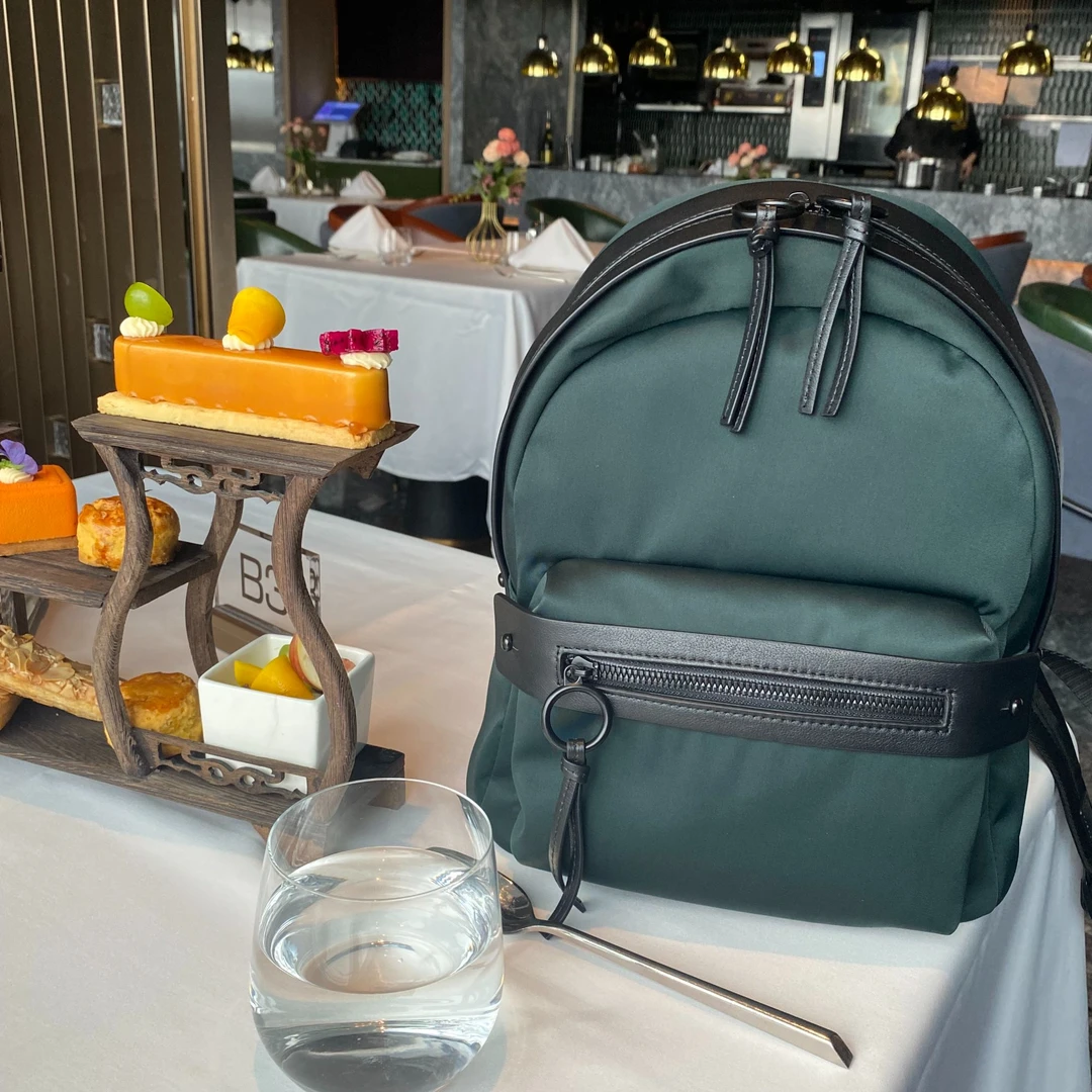 双肩包女款爆款2025新款小背包轻奢高级小众旅行休闲高颜值上档次