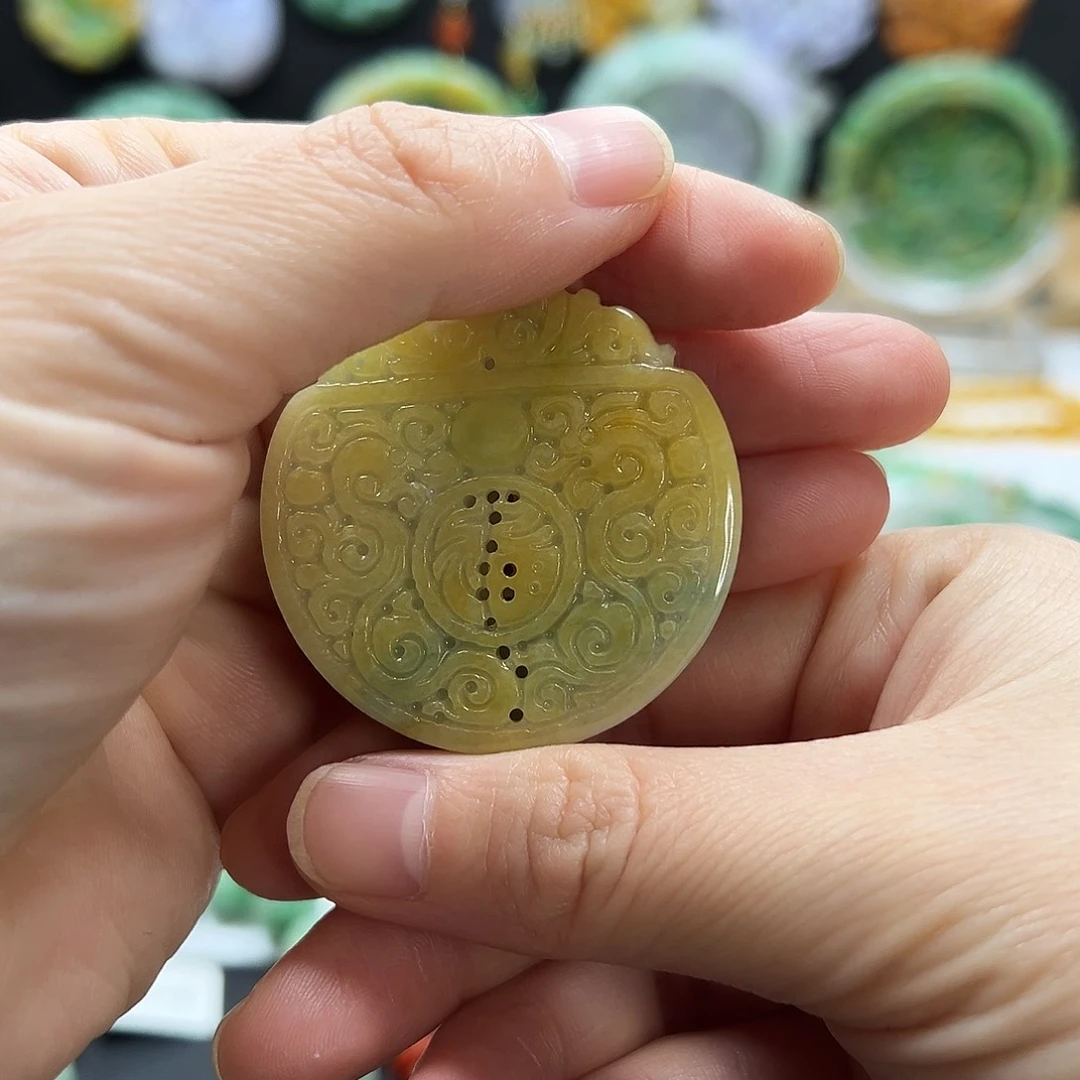 A***彩翡翠未镶嵌颈饰吊坠