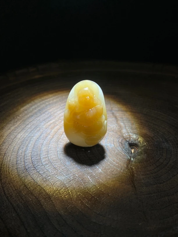和田玉颈饰俏色吊坠