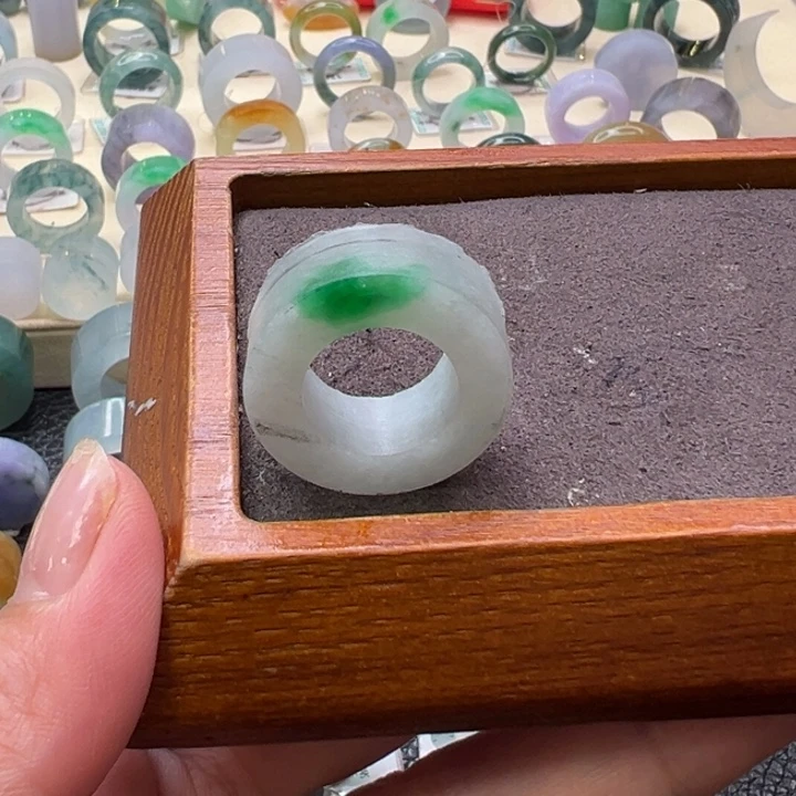 定制翡翠未镶嵌翡翠有纹裂