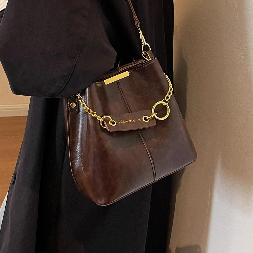 高级质感小包包女2025秋冬新款复古水桶包时尚洋气百搭通勤斜挎包