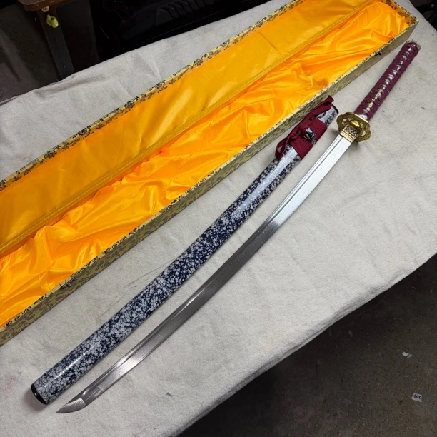 3278。龙泉昊天宝剑武士刀花纹钢漆鞘未开刃