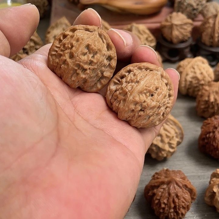 【闪购商品】文玩核桃把件白狮子36尺