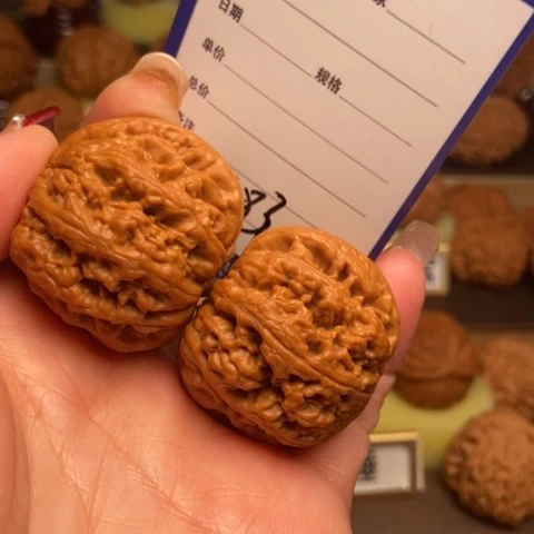 达***蒙文玩核桃吊坠大粗筋