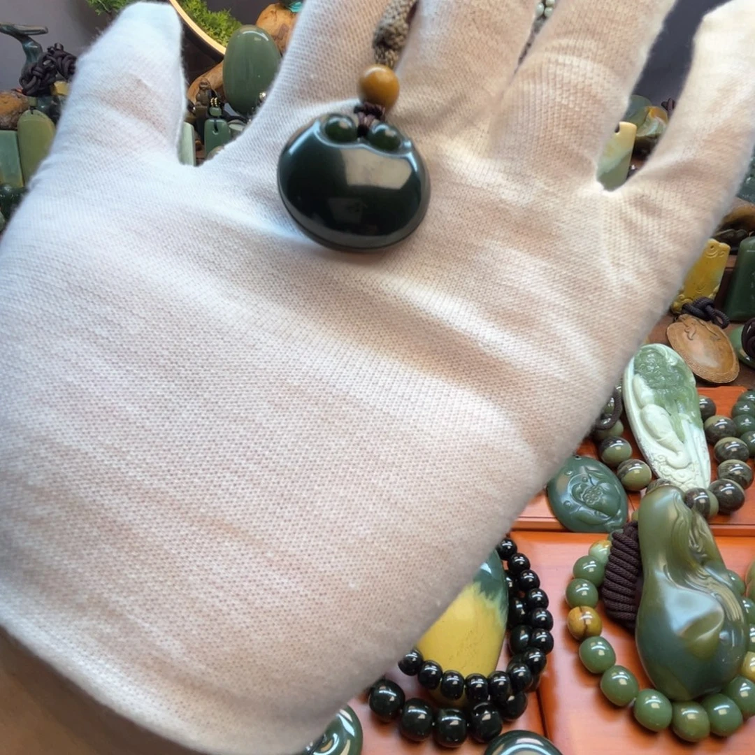 颈饰未镶嵌岫岩老玉（透闪石质玉）