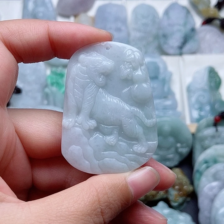 翡翠未镶嵌颈饰时****散翡翠