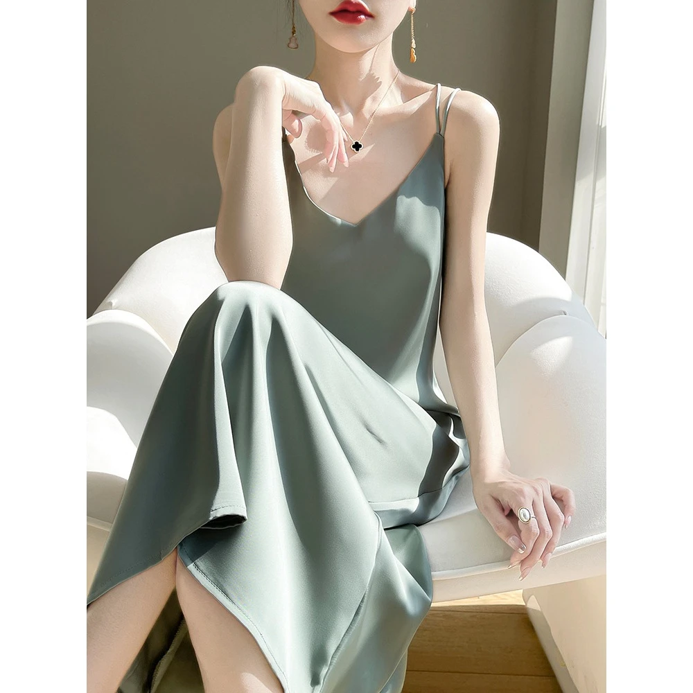2024春夏新款内搭西装长裙女 显瘦V领打底裙修身缎面吊带连衣裙