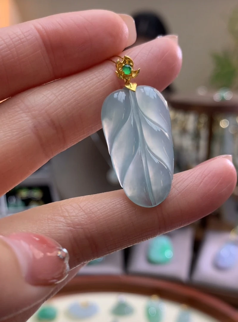 天然A货翡翠吊坠