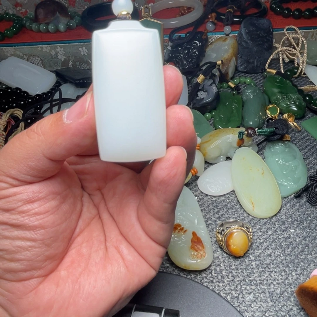 ****中和田玉未镶嵌颈饰