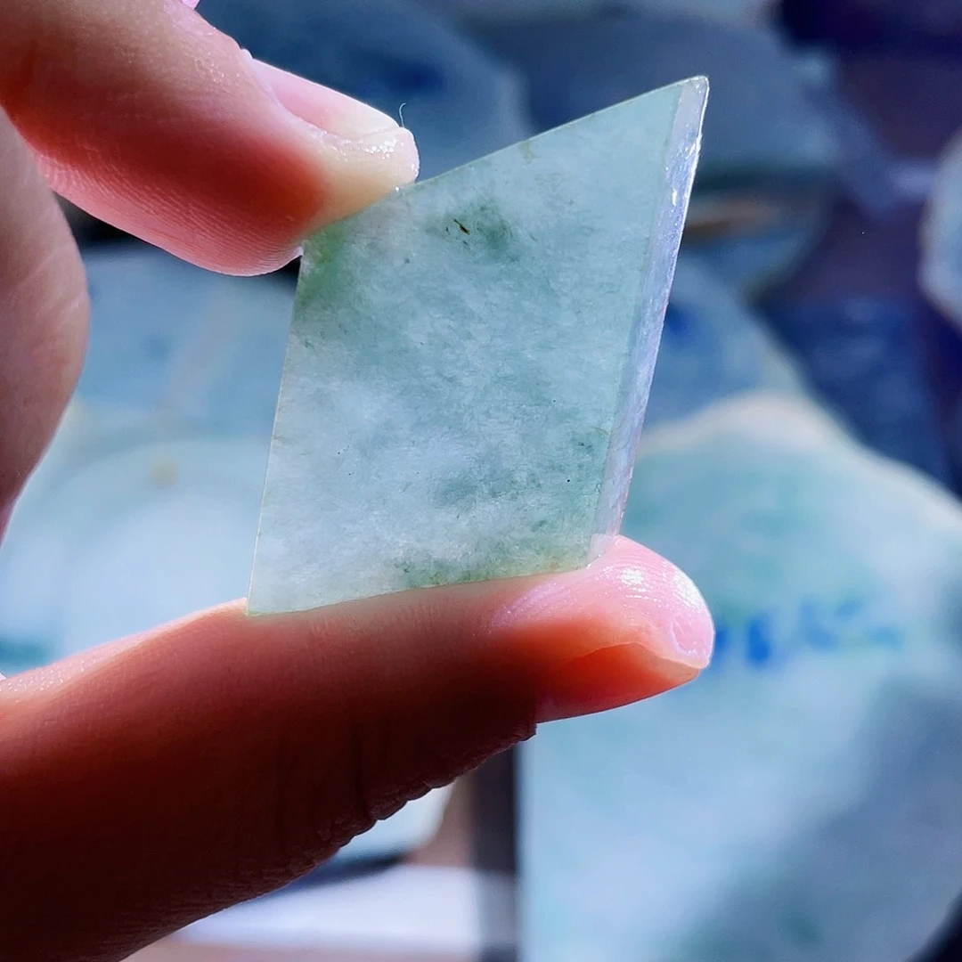 翡翠未镶嵌颈饰毛料92