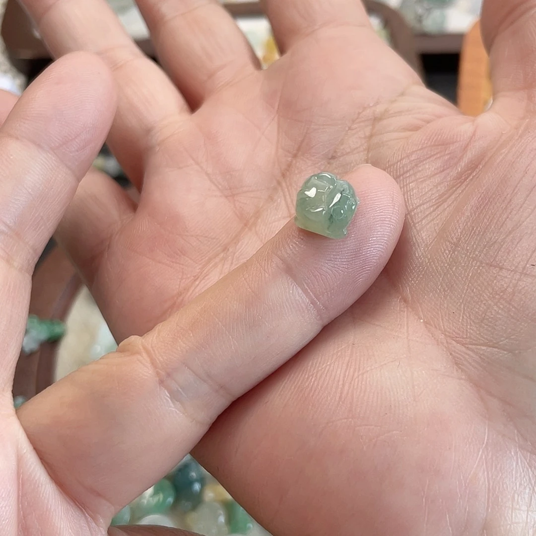 栀***栀翡翠未镶嵌颈饰小猪