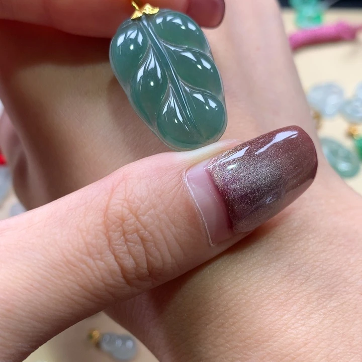 翡翠18K金镶嵌颈饰叶子