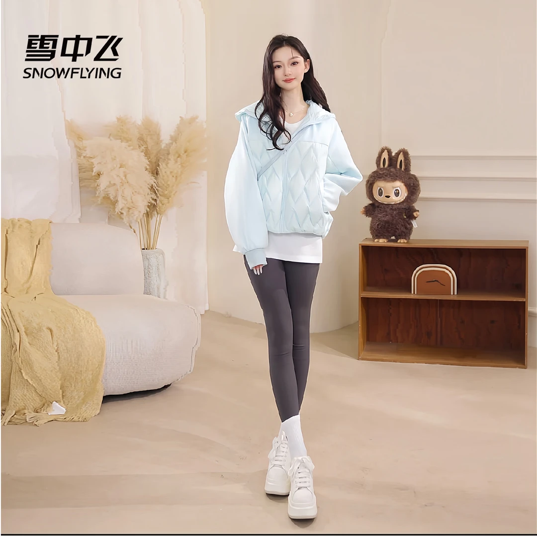 【雪中飞25年新款】连帽羽绒服宽松型千金风白色时尚户外摩斯风