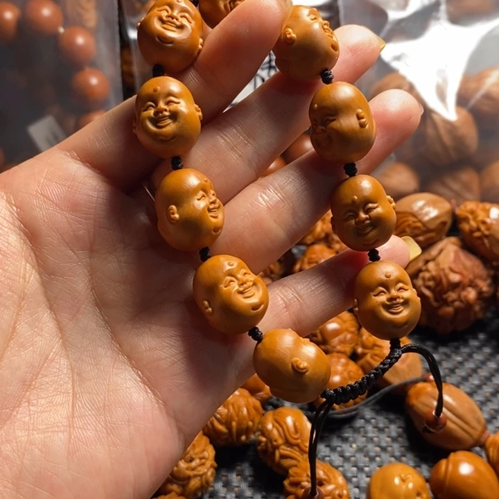 橄榄核吊坠十分开心