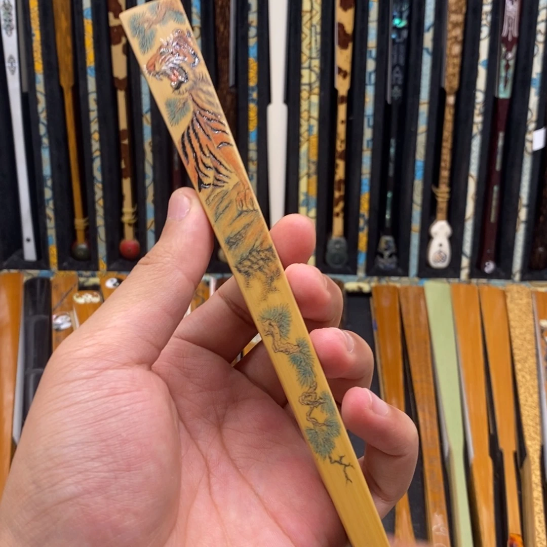 扇子《虎啸山林》雕刻