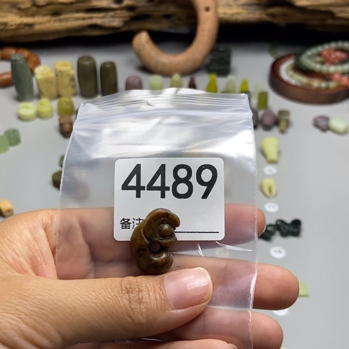 睡***包未镶嵌蛇纹石玉颈饰
